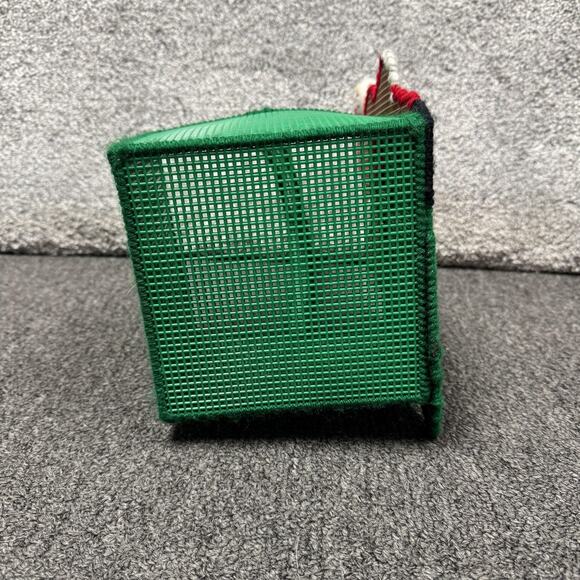 Vintage Handmade Plastic Canvas Christmas Bear Tree Basket Needlepoint Holiday - Picture 5 of 10